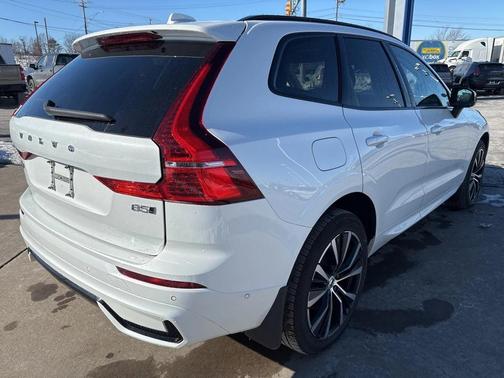2024 Volvo XC60 B5 Plus Dark Theme