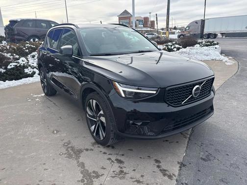 2025 Volvo XC40 B5 Plus Dark Theme
