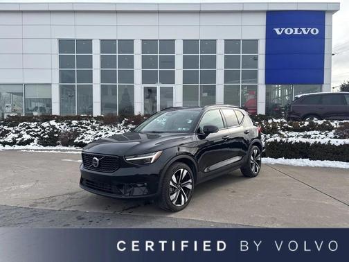 2025 Volvo XC40 B5 Plus Dark Theme
