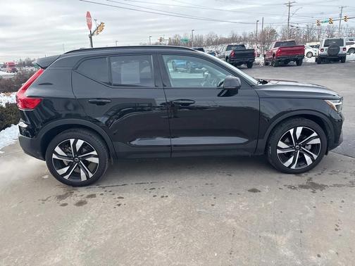 2025 Volvo XC40 B5 Plus Dark Theme