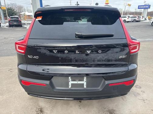 2025 Volvo XC40 B5 Plus Dark Theme