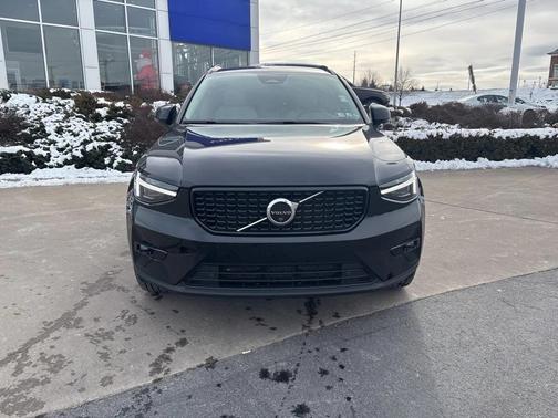 2025 Volvo XC40 B5 Plus Dark Theme