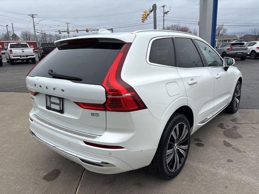 Crystal White Metallic 2023 Volvo XC60 B5 Plus Bright Theme