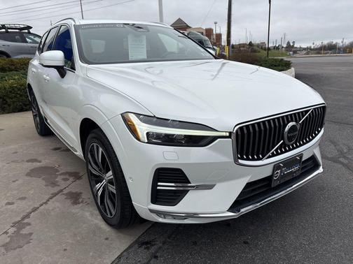 Crystal White Metallic 2023 Volvo XC60 B5 Plus Bright Theme