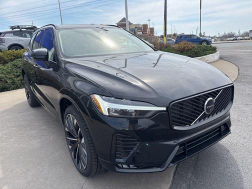 Onyx Black Metallic 2026 Volvo XC60 B5 Ultra