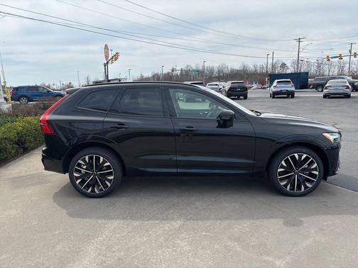 Onyx Black Metallic 2026 Volvo XC60 B5 Ultra