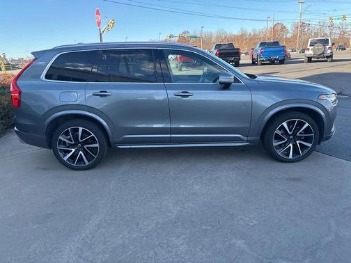 2020 Volvo XC90 T6 Momentum