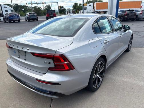 Silver Dawn Metallic 2024 Volvo S60 B5 Core Dark Theme