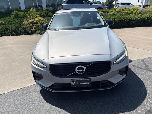 Silver Dawn Metallic 2024 Volvo S60 B5 Core Dark Theme