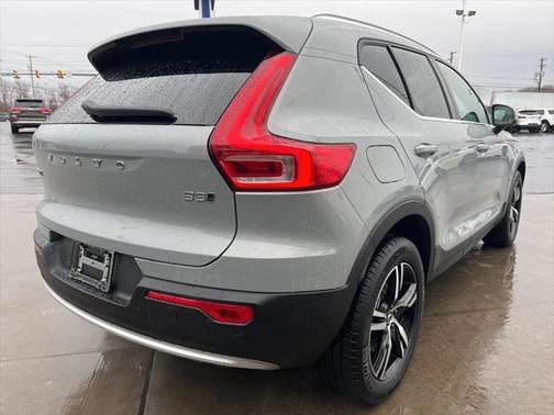 2025 Volvo XC40 B5 Core Bright Theme