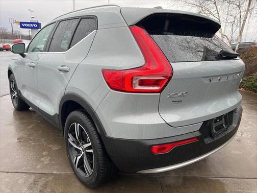 2025 Volvo XC40 B5 Core Bright Theme