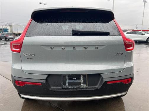 2025 Volvo XC40 B5 Core Bright Theme