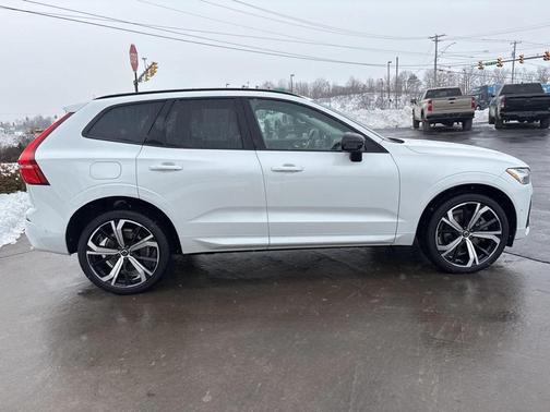 2024 Volvo XC60 B5 Ultimate Dark Theme