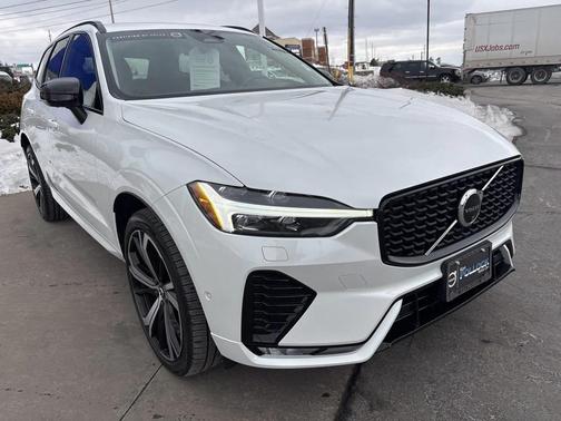 2024 Volvo XC60 B5 Ultimate Dark Theme