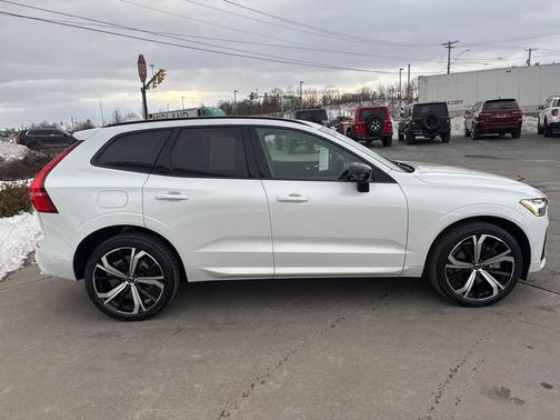 2024 Volvo XC60 B5 Ultimate Dark Theme