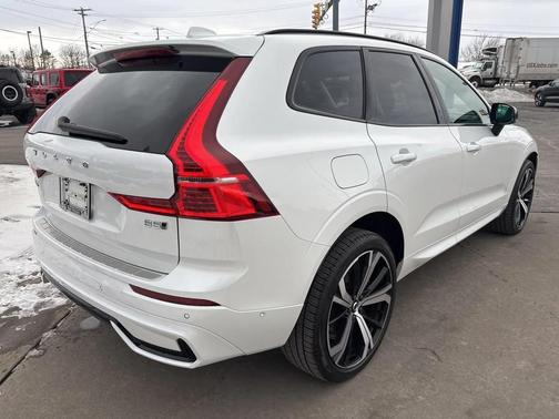 2024 Volvo XC60 B5 Ultimate Dark Theme