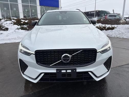 2024 Volvo XC60 B5 Ultimate Dark Theme