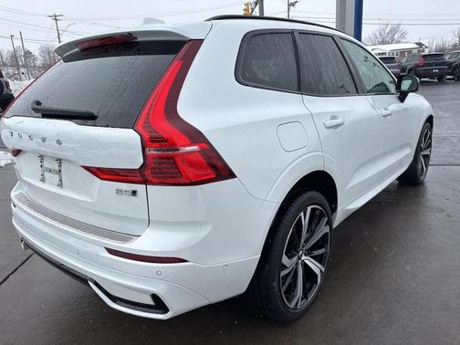 2024 Volvo XC60 B5 Ultimate Dark Theme