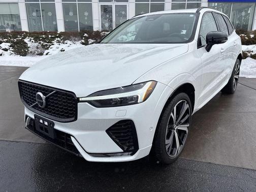 2024 Volvo XC60 B5 Ultimate Dark Theme