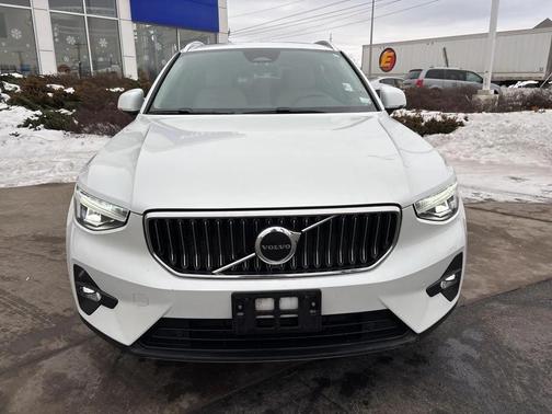 2023 Volvo XC40 B5 Plus Bright Theme