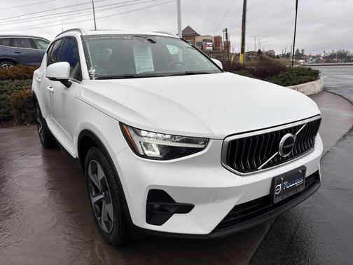 2023 Volvo XC40 B5 Plus Bright Theme
