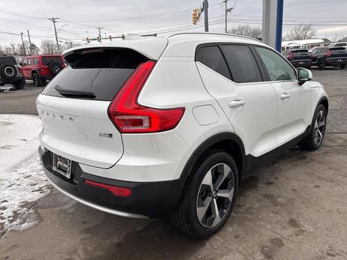 2023 Volvo XC40 B5 Plus Bright Theme