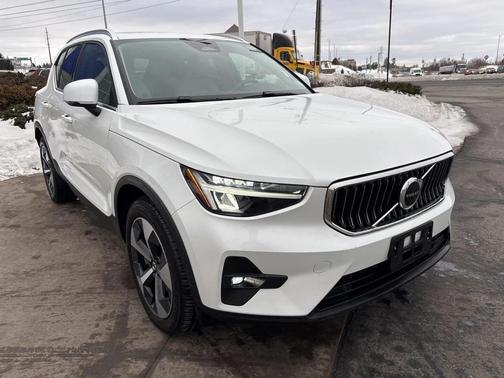 2023 Volvo XC40 B5 Plus Bright Theme