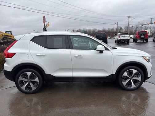 2023 Volvo XC40 B5 Plus Bright Theme
