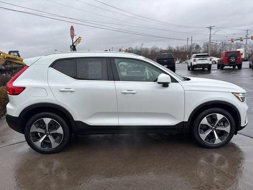 2023 Volvo XC40 B5 Plus Bright Theme