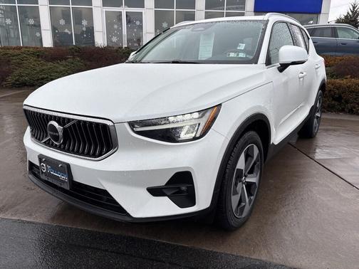 2023 Volvo XC40 B5 Plus Bright Theme
