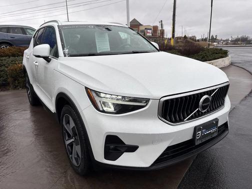 2023 Volvo XC40 B5 Plus Bright Theme