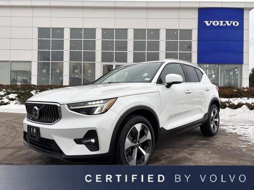 2023 Volvo XC40 B5 Plus Bright Theme