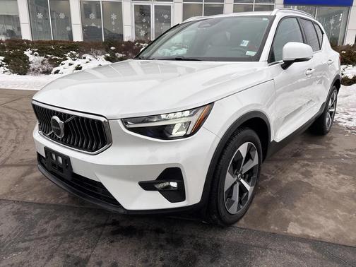 2023 Volvo XC40 B5 Plus Bright Theme