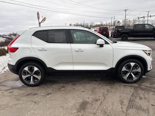 2023 Volvo XC40 B5 Plus Bright Theme