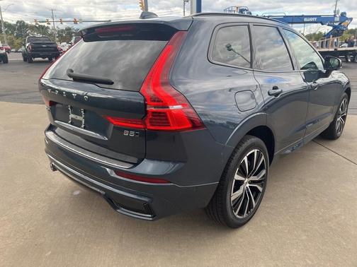 2023 Volvo XC60 B5 Plus Dark Theme