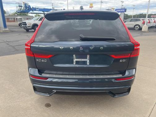 2023 Volvo XC60 B5 Plus Dark Theme
