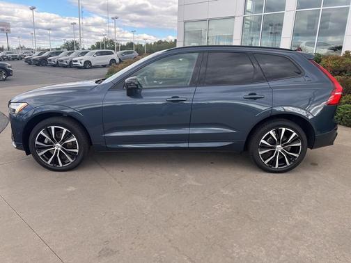 2023 Volvo XC60 B5 Plus Dark Theme