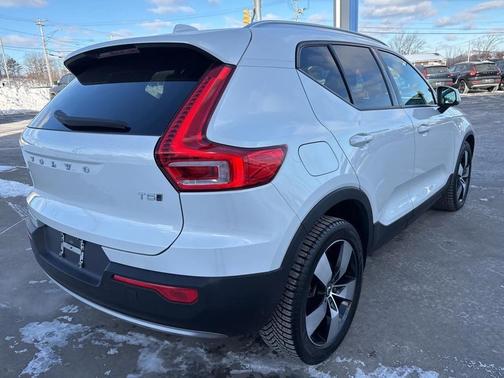 2021 Volvo XC40 T5 Momentum