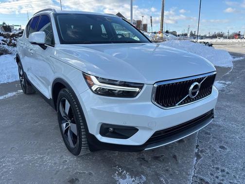 2021 Volvo XC40 T5 Momentum