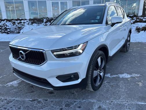 2021 Volvo XC40 T5 Momentum