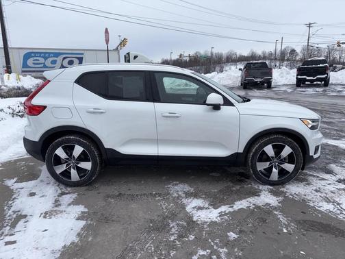 2021 Volvo XC40 T5 Momentum
