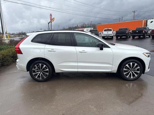 2024 Volvo XC60 B5 Plus Dark Theme