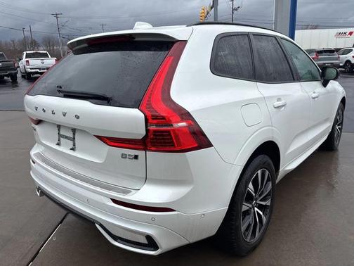 2024 Volvo XC60 B5 Plus Dark Theme