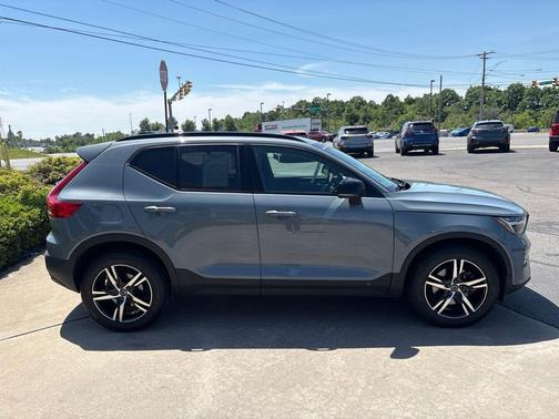 Thunder Grey Metallic 2023 Volvo XC40 B5 Plus Dark Theme