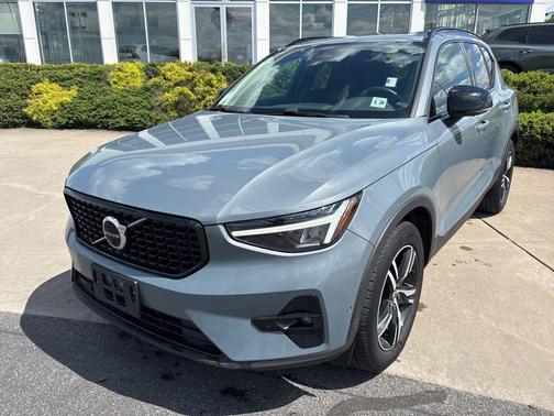 Thunder Grey Metallic 2023 Volvo XC40 B5 Plus Dark Theme