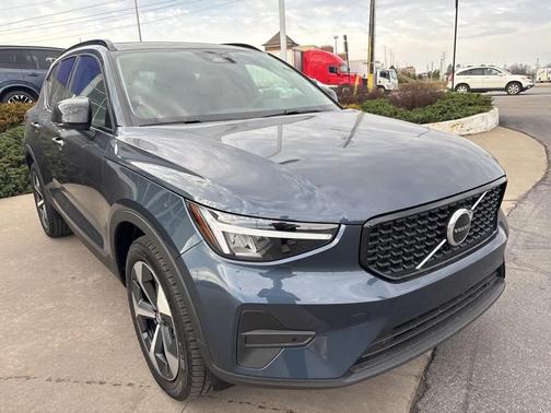 2026 Volvo XC40 Core, B5 AWD Gas (mild hybrid), Dark
