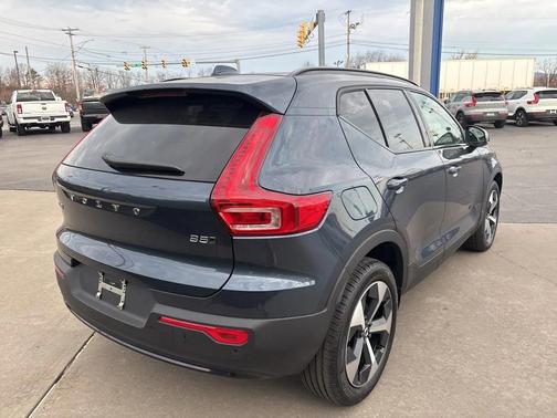2026 Volvo XC40 Core, B5 AWD Gas (mild hybrid), Dark