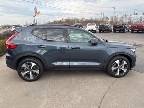 2026 Volvo XC40 Core, B5 AWD Gas (mild hybrid), Dark
