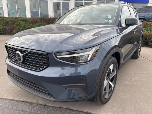 2026 Volvo XC40 Core, B5 AWD Gas (mild hybrid), Dark