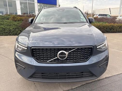 2026 Volvo XC40 Core, B5 AWD Gas (mild hybrid), Dark